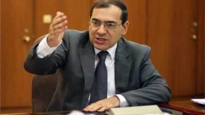 "البترول" تحذر الموظفين والعمال من ارتداء "الجينز" و"الكوتشي"