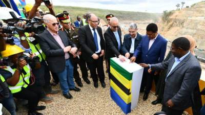 وزيرا الكهرباء والإسكان يشاركان فى الاحتفال بتحويل مجرى نهر روفيجي لتنفيذ السد الرئيسى بتنزانيا