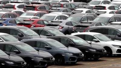 "مرسيدس وبورش"  داخل مزاد السيارات المخزنه في الجمرك