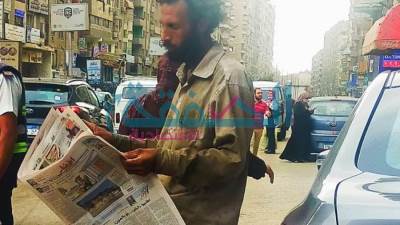 "مجذوب فيصل" يسرق لحظات لمطالعة الأخبار.. بعدسة "سويلم"