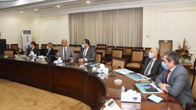 مسئولو "الإسكان" يستعرضون البدائل المُقترحة للمخطط الاستراتيجى العام واستعمالات الأراضي بمدينة السويس الجديدة