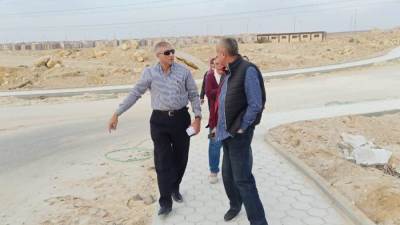 نائب رئيس هيئة "المجتمعات العمرانية" يتفقد محاور الطرق وأعمال التطوير بالقاهرة الجديدة