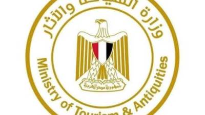 وزير السياحة والآثار يصدر قرارا بتنظيم مواعيد فتح وغلق المحلات السياحية