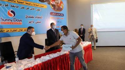 سعفان يسلم 100 شهادة "أمان" للعمالة غير المنتظمة بالبحر الأحمر