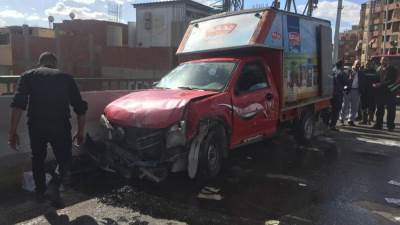 شلل مروري على محور صفط اللبن بسبب تصادم سيارة سلع غذائية