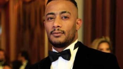 شاهد بالصور.. محمد رمضان يحتضن مغنيًا إسرائيليًا في دبي