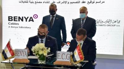 رئيس العربية للتصنيع يشهد توقيع اتفاق تصميم وإنشاء مصنع "بنية للكابلات"