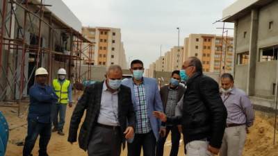 مساعد نائب المجتمعات العمرانية يتفقد مشروعات منطقة الـ800 فدان بـ"6 أكتوبر الجديدة"
