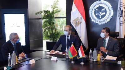 رئيس هيئة الاستثمار يبحث مع السفير البيلاروسي الفرص الاستثمارية في مصر