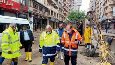 رئيس الشركة القابضة لمياه الشرب يتفقد المناطق الساخنة بمحافظة الإسكندرية لسحب تجمعات مياه الأمطار