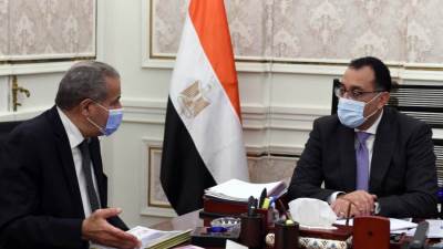 رئيس الوزراء يطمئن على توافر أرصدة السلع الأساسية