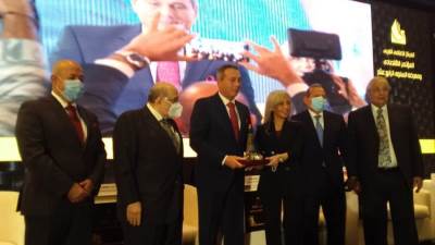 الناس والبنوك يكرم محمد الإتربي "فخر العرب" 