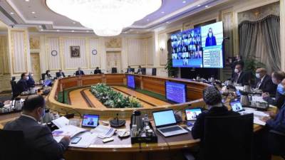 رئيس الوزراء يفوض المالية والصحة بالتعاقد لتوفير 20 مليون جرعة من لقاحات "كورونا"