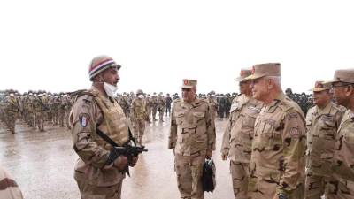 رئيس أركان حرب القوات المسلحة يزور أسود مصر على الحدود الغربية