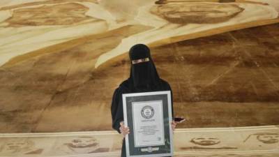 فنانة سعودية تدخل موسوعة جينيس لرسمها أكبر لوحة في العالم باستخدام القهوة