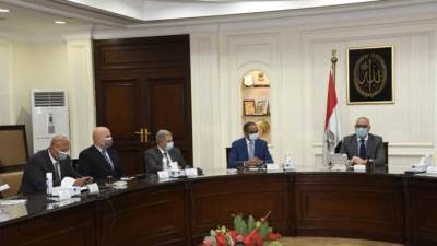 وزير الإسكان يستعرض الحلول غير التقليدية لرفع مستوى خدمتى المياه والصرف الصحى بالريف