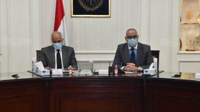 وزير الإسكان ومحافظ الجيزة يتابعان الموقف التنفيذى لمشروعات مياه الشرب والصرف الصحى بالمحافظة