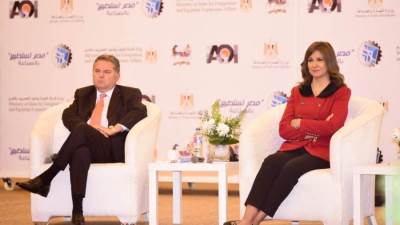 وزيرا قطاع الأعمال والدولة للهجرة يناقشان 3 خبراء مصريين بأمريكا للنهوض بـ"الغزل والنسيج"