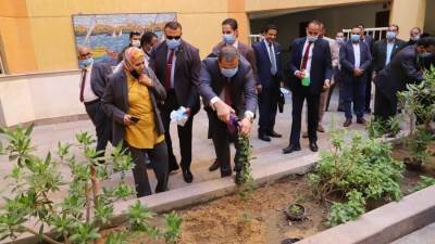 "سعفان" يشارك طلاب جامعة الأقصر زراعة شجرة في إطار مبادرة "هنجملها"