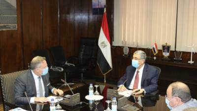 سفير الدنمارك يبحث مجالات التعاون وزيادة الاستثمار مع وزير الكهرباء والطاقة المتجددة