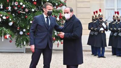 ماكرون يستقبل السيسي في قصر الإليزيه لتعزيز التعاون الاستراتيجي