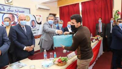 "سعفان" يسلم 150 شهادة "أمان" و10 شنط "عدة" للعمالة غير المنتظمة بقنا