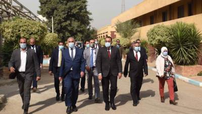 "مدبولي" يتفقد منطقة التجارب للمقارنة بين نظم الري التقليدية والحديثة ويستمع لشرح عن نموذج لتبطين الترع