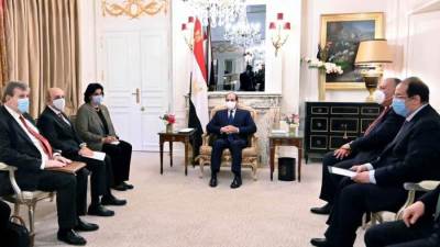 السيسي يلتقي رئيس مصنع مقاتلات "رافال" في باريس