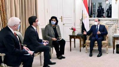 السيسي يستقبل رئيس "نافال" الفرنسية المتخصصة في بناء السفن والقطع البحرية الحربية بباريس