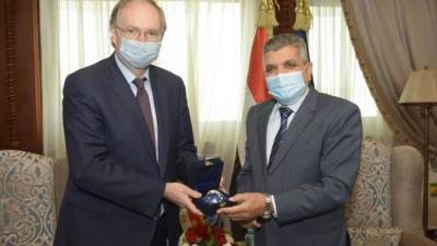 رئيس هيئة قناة السويس يبحث مع سفير الاتحاد الأوروبي سبل تعزيز التعاون المشترك