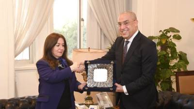 وزير الإسكان يلتقى نظيرته العراقية لعرض التجربة المصرية للمدن الجديدة و المياه والصرف الصحى