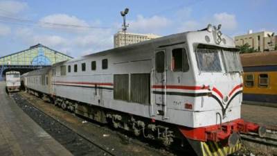 سكك حديد مصر: اصطدام سيارة صهريج مياه بقطار أسوان بعد كسرها لمزلقان معدني