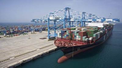 عمال "الاسكندرية لتداول الحاويات" يعترضون على تقسيم الأرباح