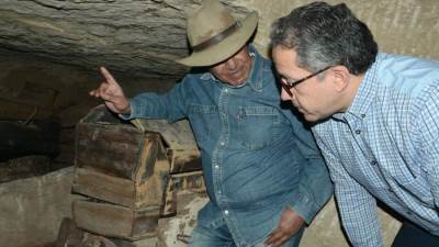 العناني وحواس ووزيري يتفقدون كشف أثري كبير بجبانة سقارة الأثرية