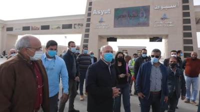 وزير النقل يتابع جاهزية المرحلة الأولى من طريق الصعيد الصحراوي الغربي