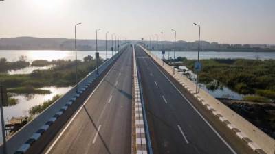 وزير النقل ومحافظ المنيا يتفقدان إجراءات ما قبل تشغيل محور سمالوط