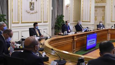 رئيس الوزراء يكلف بالاعلان عن خطة توزيع لقاح كورونا.. وتخصيص مليار جنيه للتصدي للأزمة