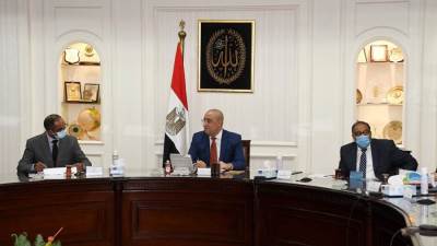 وزير الإسكان يتابع توصيل خدمات الصرف الصحى للمناطق الريفية ضمن المبادرة الرئاسية "حياة كريمة".