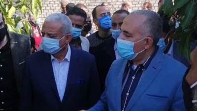 وزير الرى يتفقد تجربة لزراعة الأراضى الملحية بمياه الصرف الزراعى فى السويس