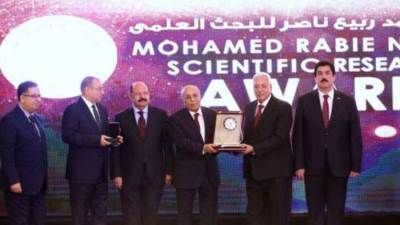 مهاب مميش يفوز بجائزة الرواد ..وتكريم العلماء الفائزين في الطب والصيدلة والذكاء الاصطناعي