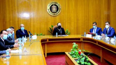 وزيرة التجارة : تنظيم المعرض الأول لتكنولوجيا تحويل وإحلال السيارات للعمل بالغاز الطبيعى "يناير" 