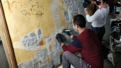بدء ترميم جدار أقدم مقبرة في مصر تحتوي على رسومات ملونة بالكوم الأحمر