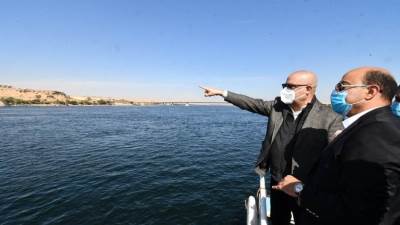 وزير الإسكان ومحافظ أسوان يتفقدان مشروعات الشريط النهرى السياحى بمدينة أسوان الجديدة