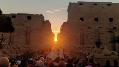 بحضور زوار مصريين وأجانب.. شاهد تعامد الشمس على معبد الكرنك