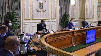 وزير الاتصالات يستعرض تقريرا حول مشروع منصة "مصر الرقمية"