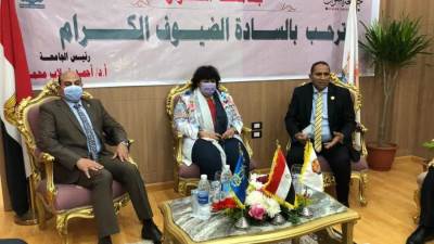 وزيرة الثقافة ومحافظ اسوان ورئيس جامعتها يفتتحون معرض الجامعة الأول للكتاب