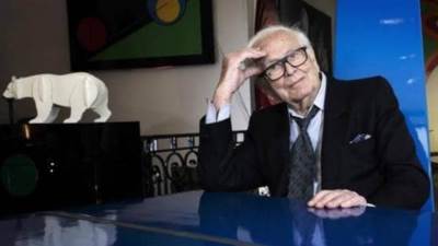 وفاة أشهر مصمم أزياء بالعالم عن عمر 98 عاما.. تعرف على قصته