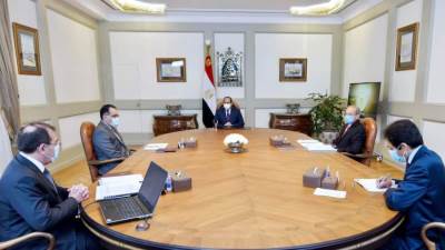 السيسي يتابع مشروعات قطاع البترول خاصة في مجال زيادة انتاج الحقول و تكثيف عمليات الاستكشاف 