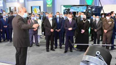  بالصور: الرئيس عبد الفتاح السيسي يتفقد المعرض الأول لتكنولوجيا تحويل وإحلال المركبات للعمل بالطاقة النظيفة". 