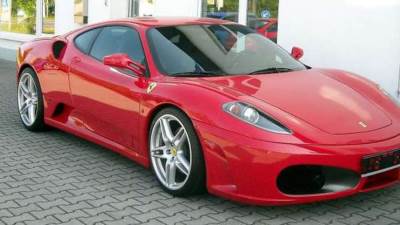 ترامب يعرض سيارته الفيراري للبيع في مزاد علني خلال أيام 